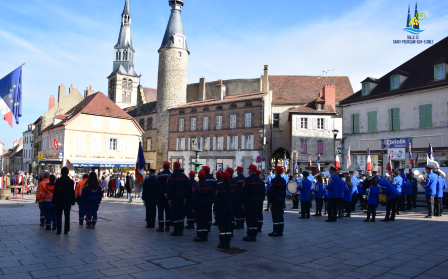 rassemblement de l'Harmonie, des pompiers et des portes de drapeaux sur la place de la mairie