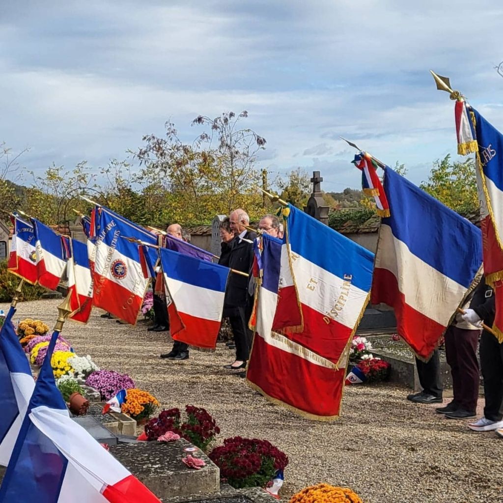 Hommage aux anciens combattants au cimetière de la ville
