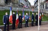 Porte drapeaux sur le monument aux morts 11 novembre 2021