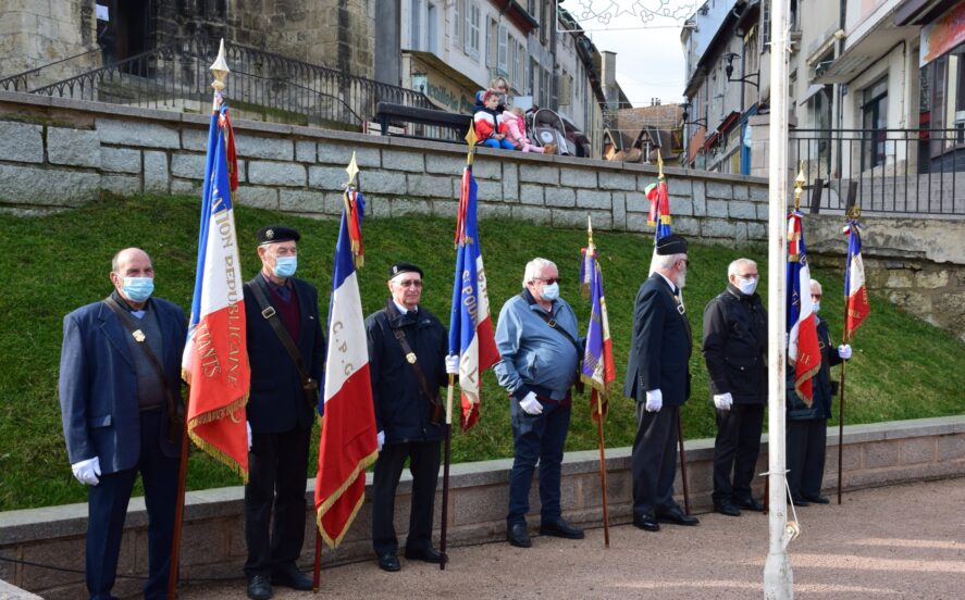 Porte drapeaux sur le monument aux morts 11 novembre 2021