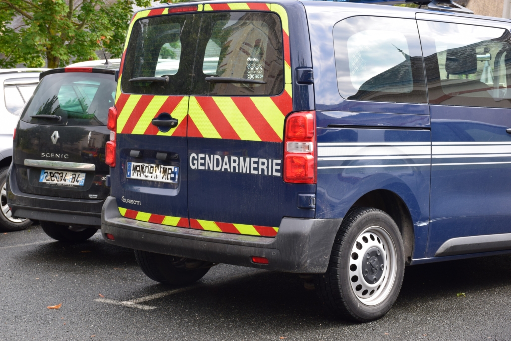 Véhicule de gendarmerie stationné