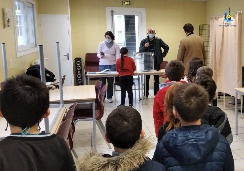 File d'attente pour le vote lors de l'élection des conseillers municipaux enfants CE2 jeudi 18 novembre à Michelet-Berthelot