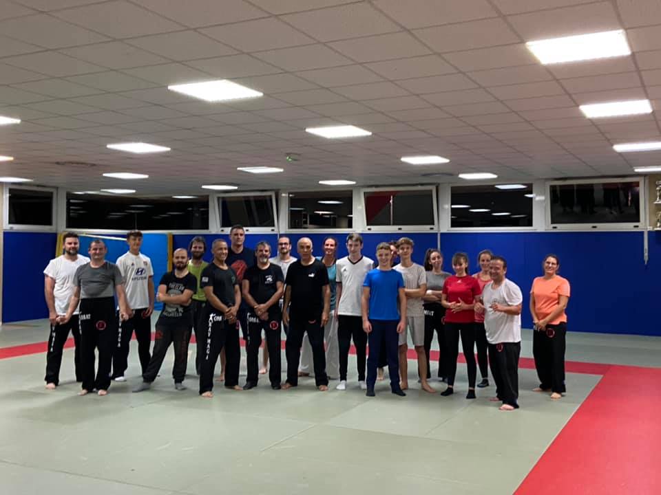 Le coach et ses adhérents sur les tapis du dojo 