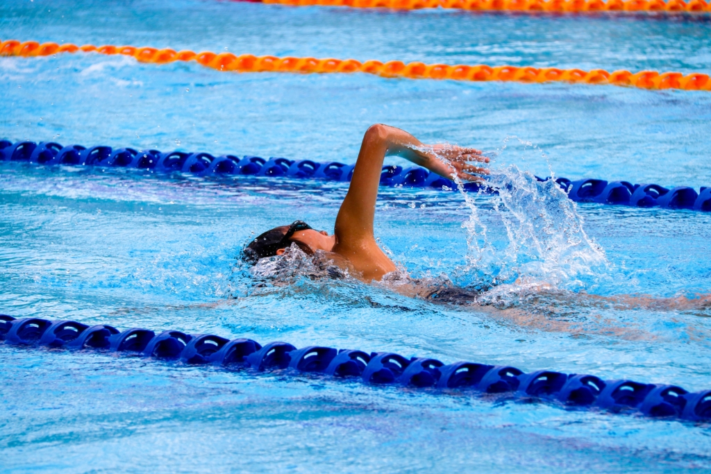 Nageur dans un bassin olympique en plein crawl