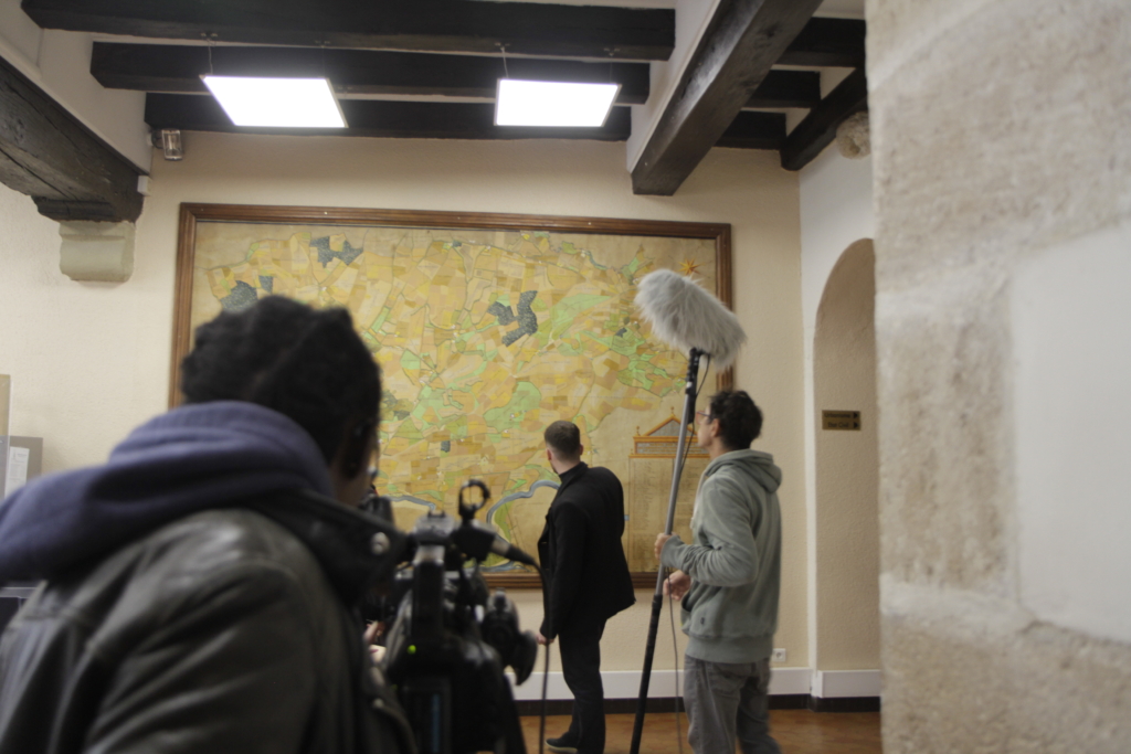 Tournage à l'accueil de la mairie avec un figurant et les caméras et son au premier plan