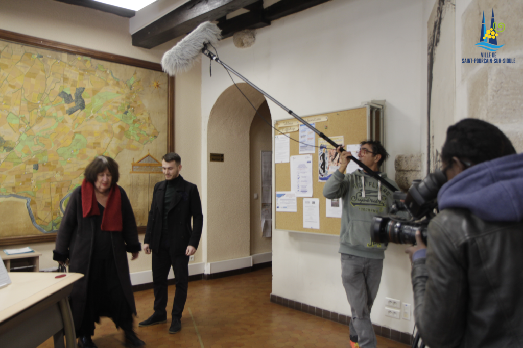 Tournage à l'accueil de la mairie avec Claudie Landy et un figurant