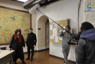 Tournage à l'accueil de la mairie avec Claudie Landy et un figurant