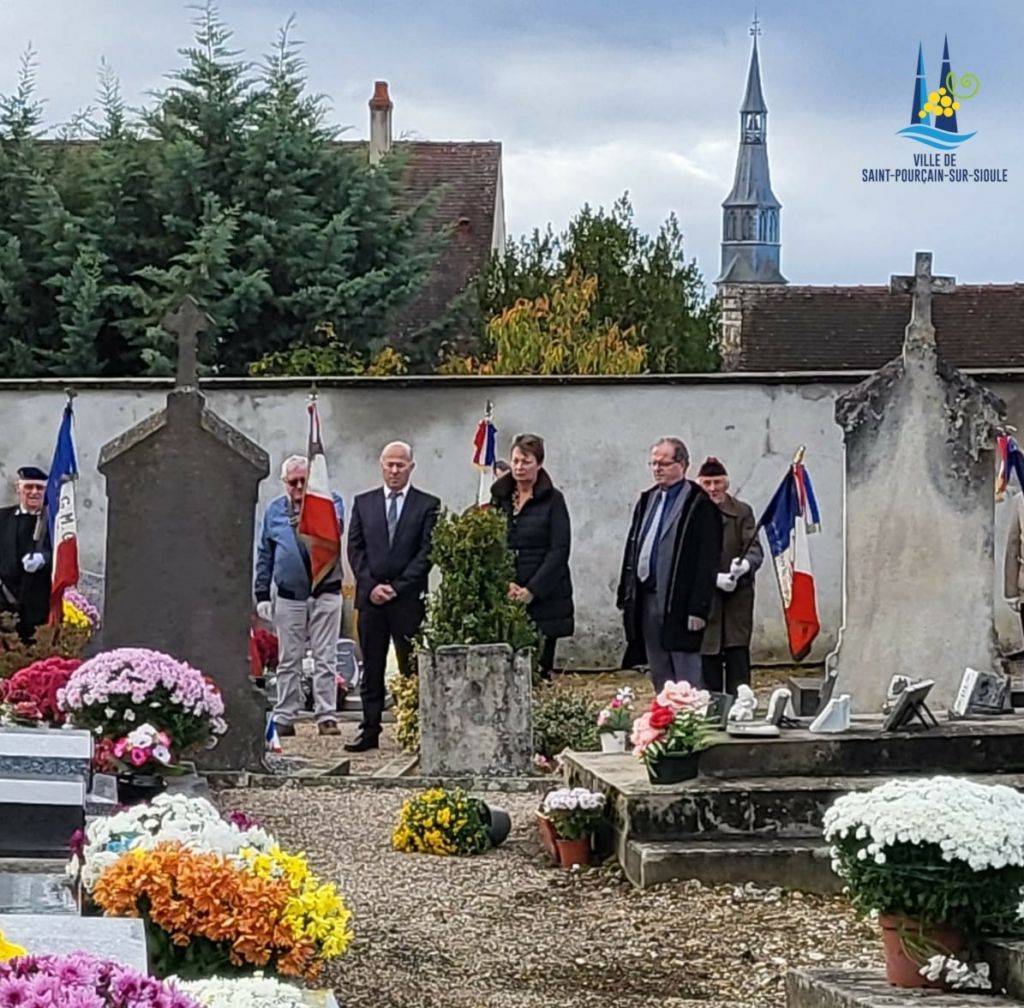 Hommage aux anciens combattants au cimetière de la ville