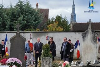 Hommage aux anciens combattants au cimetière de la ville