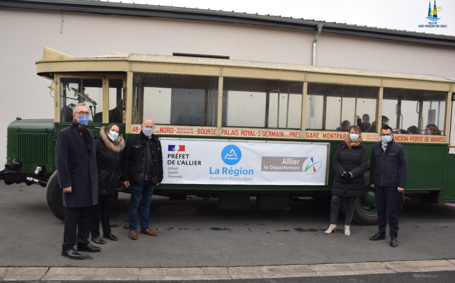 Bus Renault TN6 avec le Prefet à gauche, la présidente de la comcom et le maire, à droite claude riboulet et Christine burkhardt
