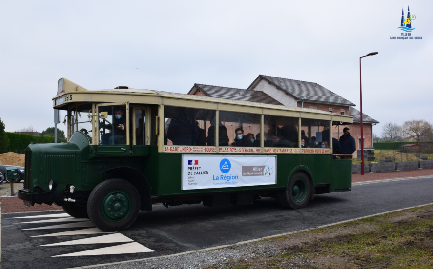 Bus Renault TN6 qui convoyait les invités lors de cette matinée d'inaugurations le samedi 18 décembre