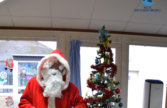 Le Père Noël a reçu des dessins lors de son passage au restaurant scolaire