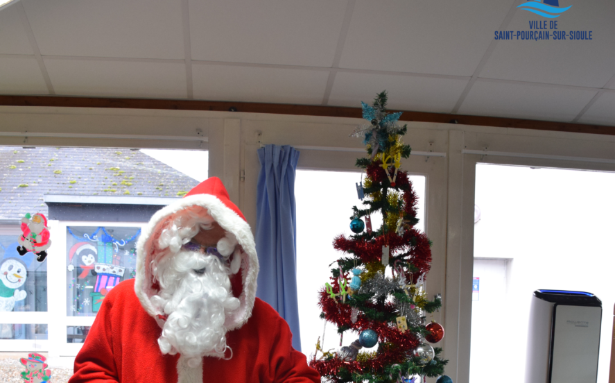 Le Père Noël a reçu des dessins lors de son passage au restaurant scolaire