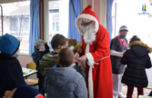 Distribution de friandise aux enfants pour le Père Noël