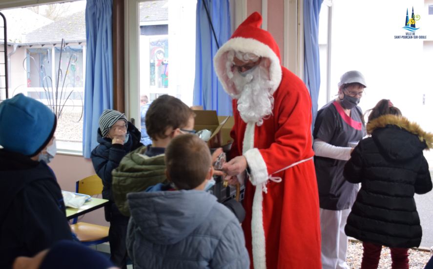Distribution de friandise aux enfants pour le Père Noël