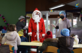 Distribution de friandise aux enfants pour le Père Noël