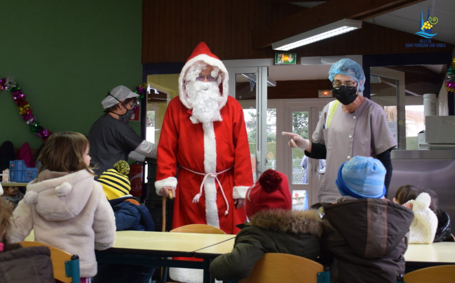 Distribution de friandise aux enfants pour le Père Noël