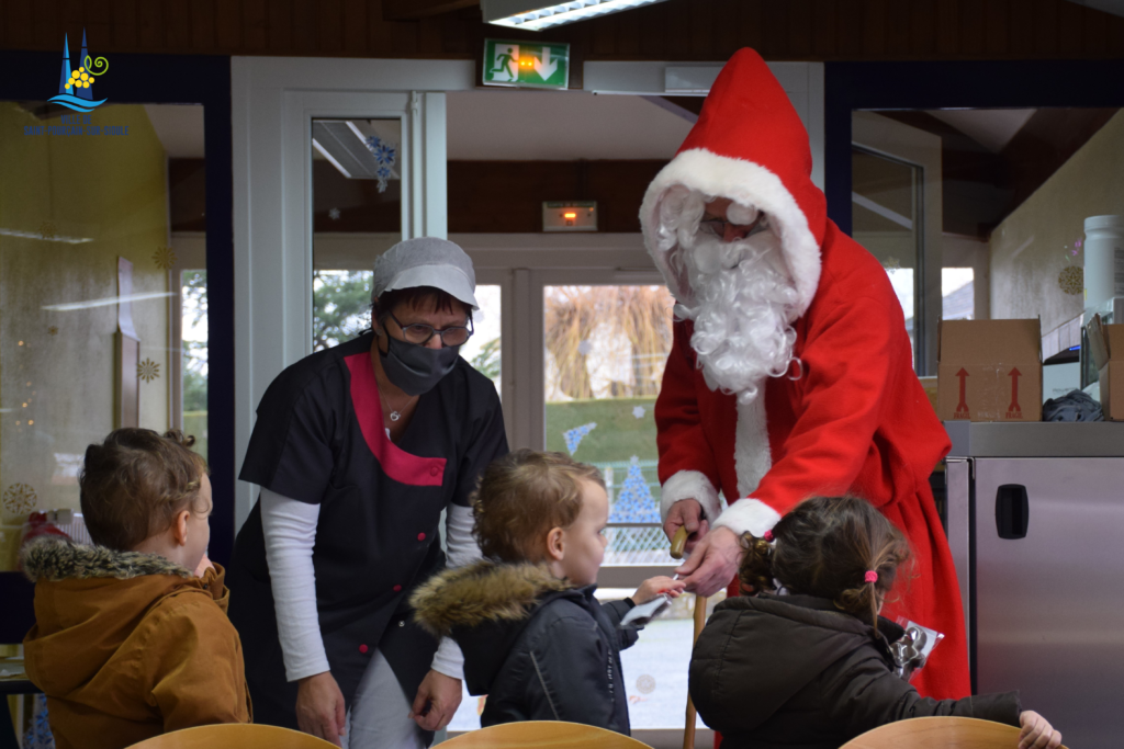 Distribution de friandise aux enfants pour le Père Noël