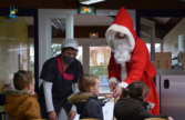 Distribution de friandise aux enfants pour le Père Noël