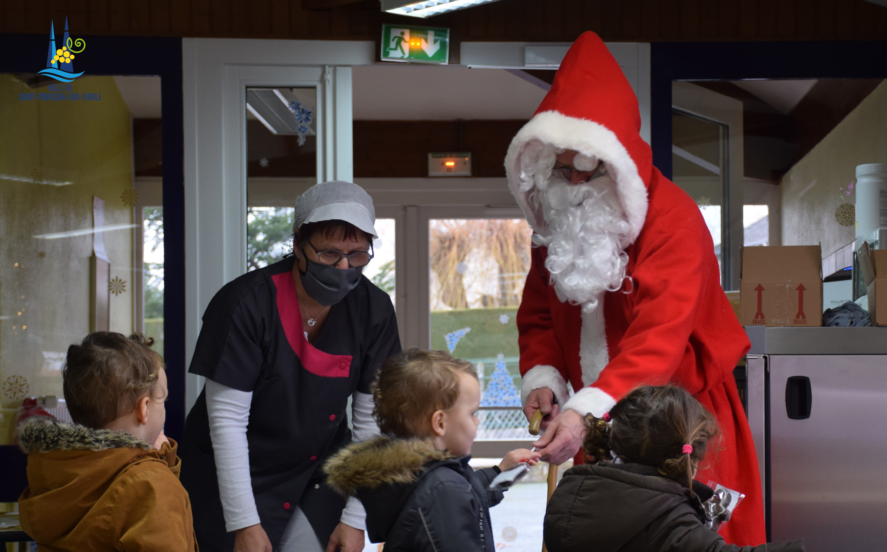 Distribution de friandise aux enfants pour le Père Noël