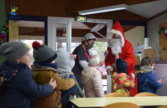 Distribution de friandise aux enfants pour le Père Noël