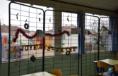 Décoration de Noël par le personnel de restauration et les enfants