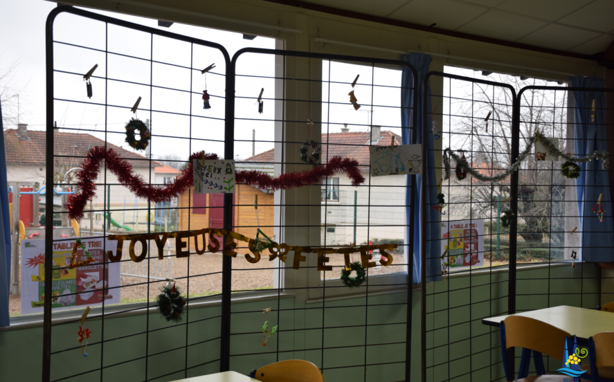Décoration de Noël par le personnel de restauration et les enfants
