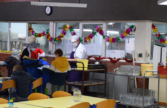 Service du repas de Noël par le chef