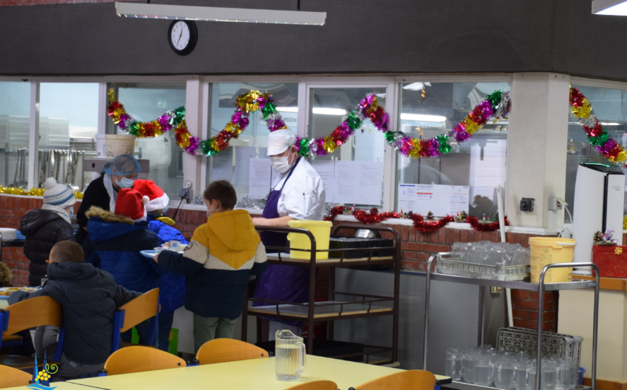 Service du repas de Noël par le chef