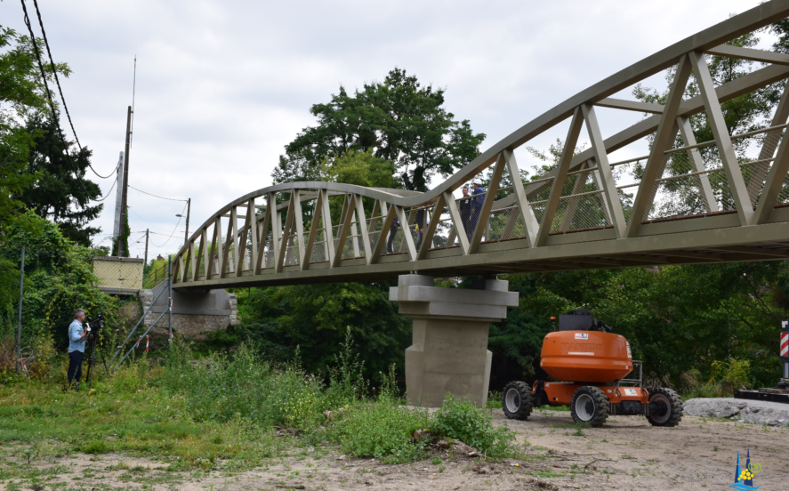 Pose de la passerelle le 25 août 2021