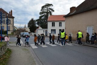 Traversée des enfants vers le restaurant scolaire sécurisés par les agents en gilet jaune