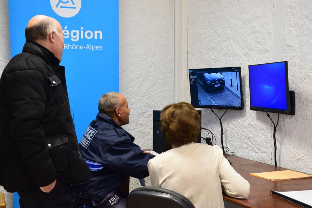 Poste de surveillance de la vidéoprotection avec le maire