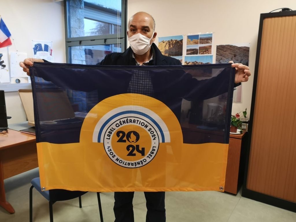 Monsieur Hilali, proviseur de Blaise de Vigenère présentant le drapeau du label Génération 2024