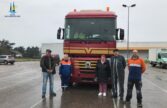 Les bénévoles devant le camion de Monsieur Avignon