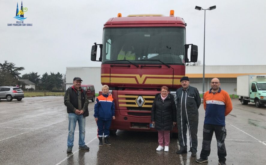 Les bénévoles devant le camion de Monsieur Avignon