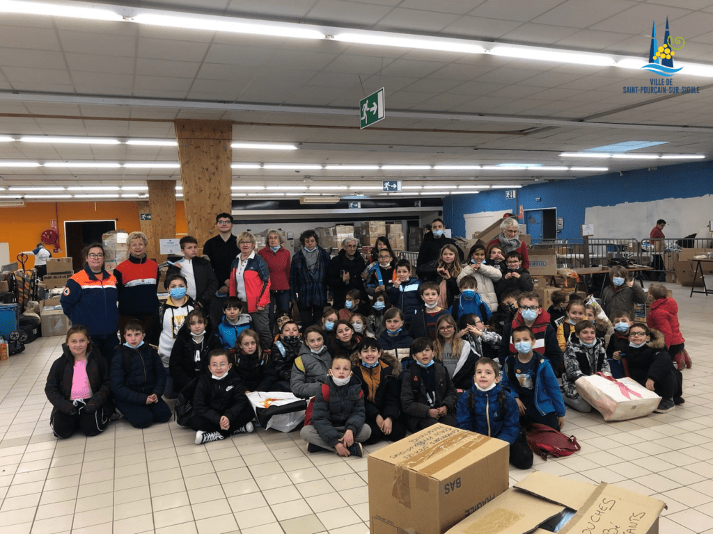Mobilisation des enfants de Michelet Bertheloto qui ont donné des produits d'hygiènes et médicaux