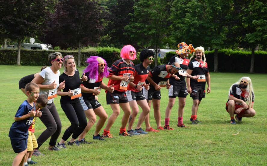 échauffement des coureurs déguisés avant le départ de la Plop Run 2021