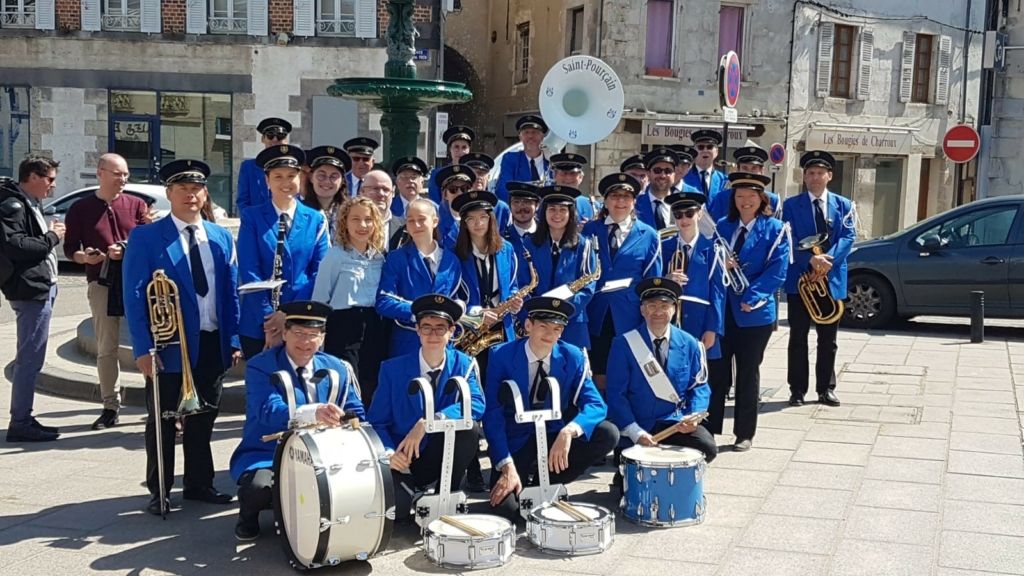 L'Harmonie de Saint-Pourçain sur la place de la mairie