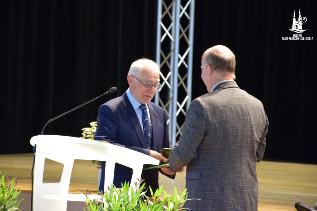 remise médaille citoyen d'honneur à Bernard Coulon 