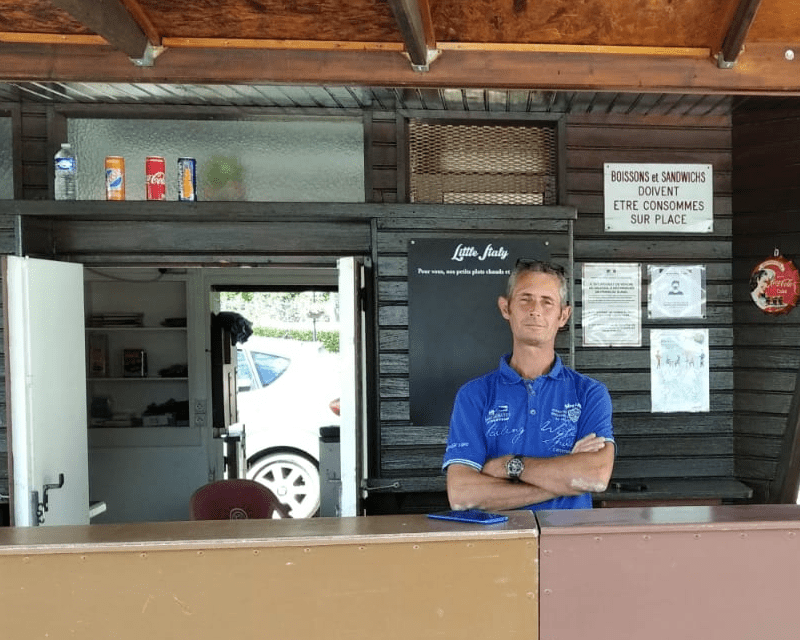 William Gérin tient le snack de la piscine 