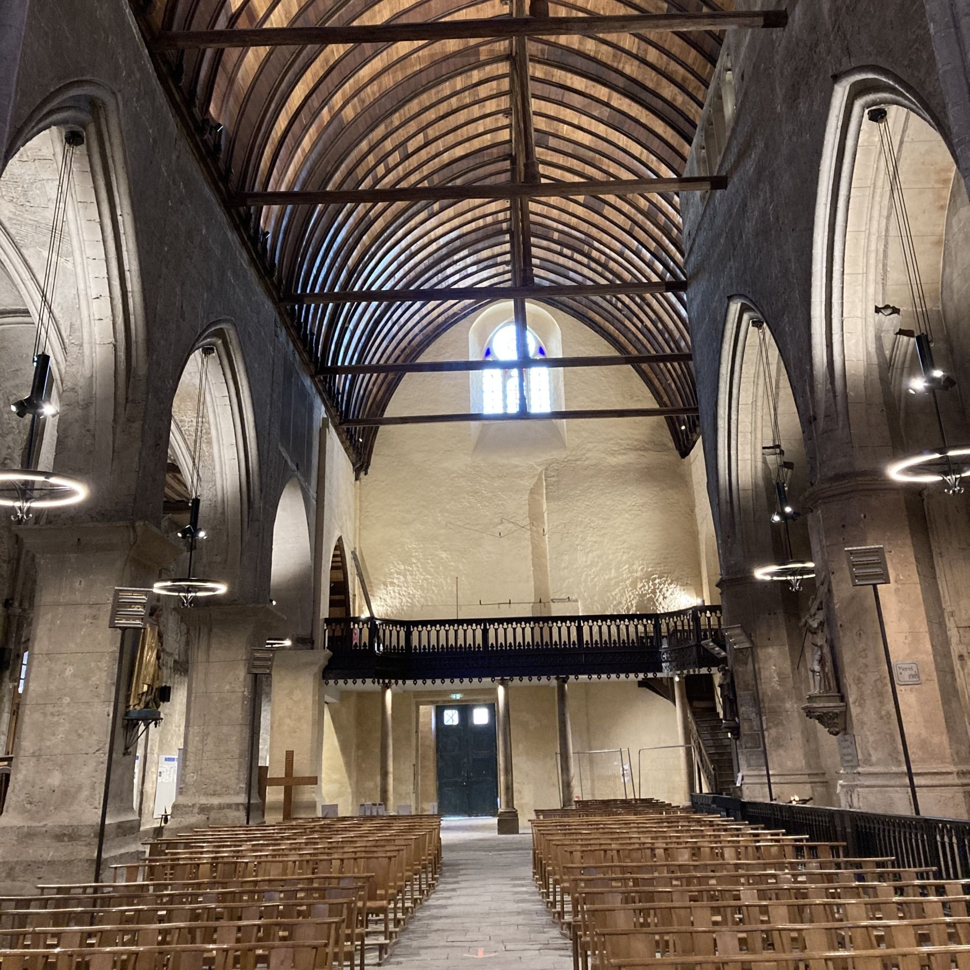 Retrouver le suivi des travaux de l'Eglise Sainte-Croix de Saint-Pourçain, sa tranche 1 : le narthex, le chauffage et l'accès latéral nord