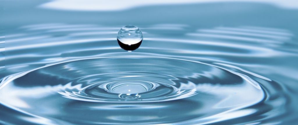 Photo goutte d'eau qui tombe pour assainissement